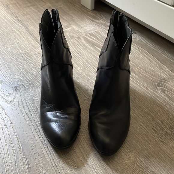 Adrienne Vittadini black ankle bootie - Picture 2 of 3